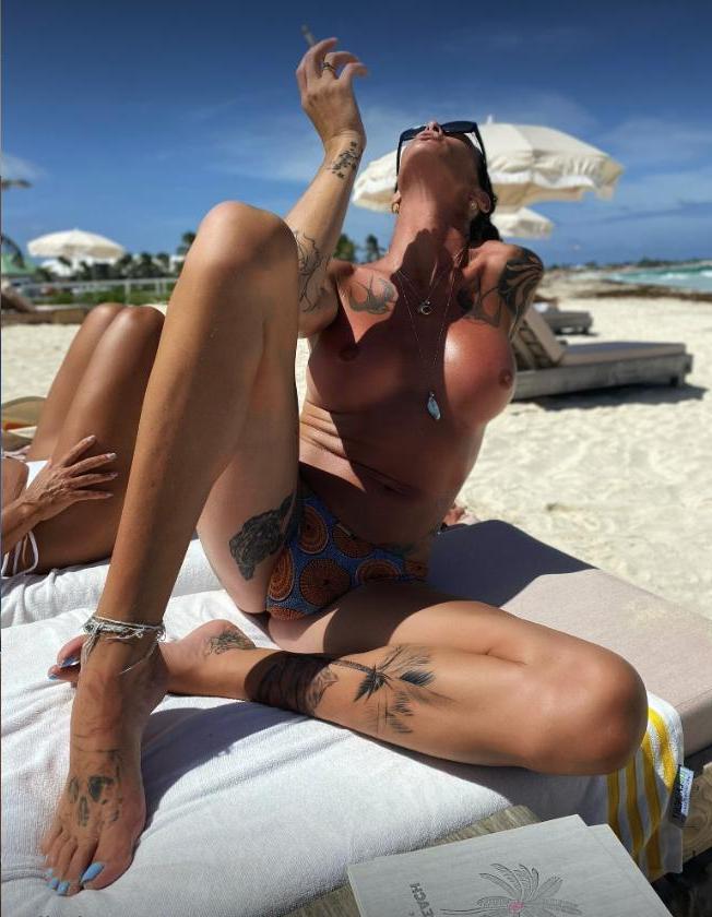 10P A morena safada Morgan Bailey mostra suas tatuagens ao ar livre enquanto faz topless