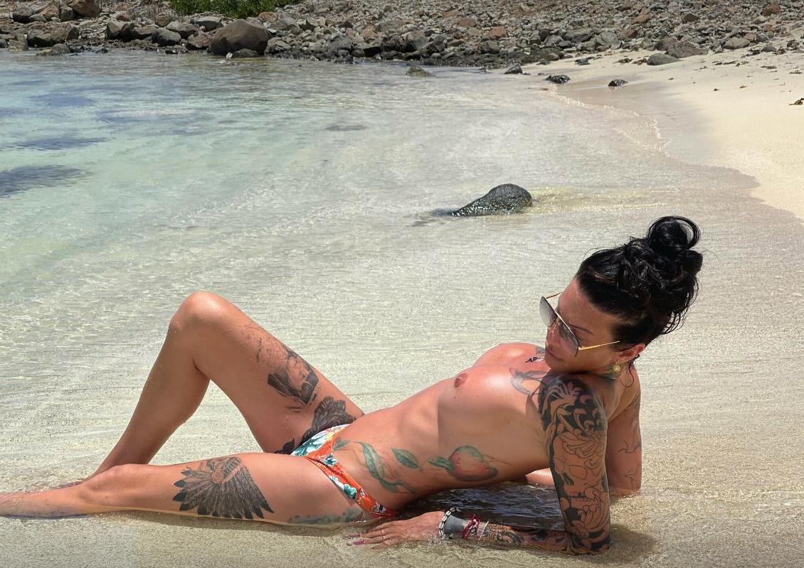 10P A morena safada Morgan Bailey mostra suas tatuagens ao ar livre enquanto faz topless