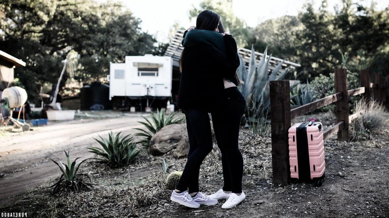 15P Des femmes latines surprennent un membre plus âgé de la famille avec un gangbang inversé