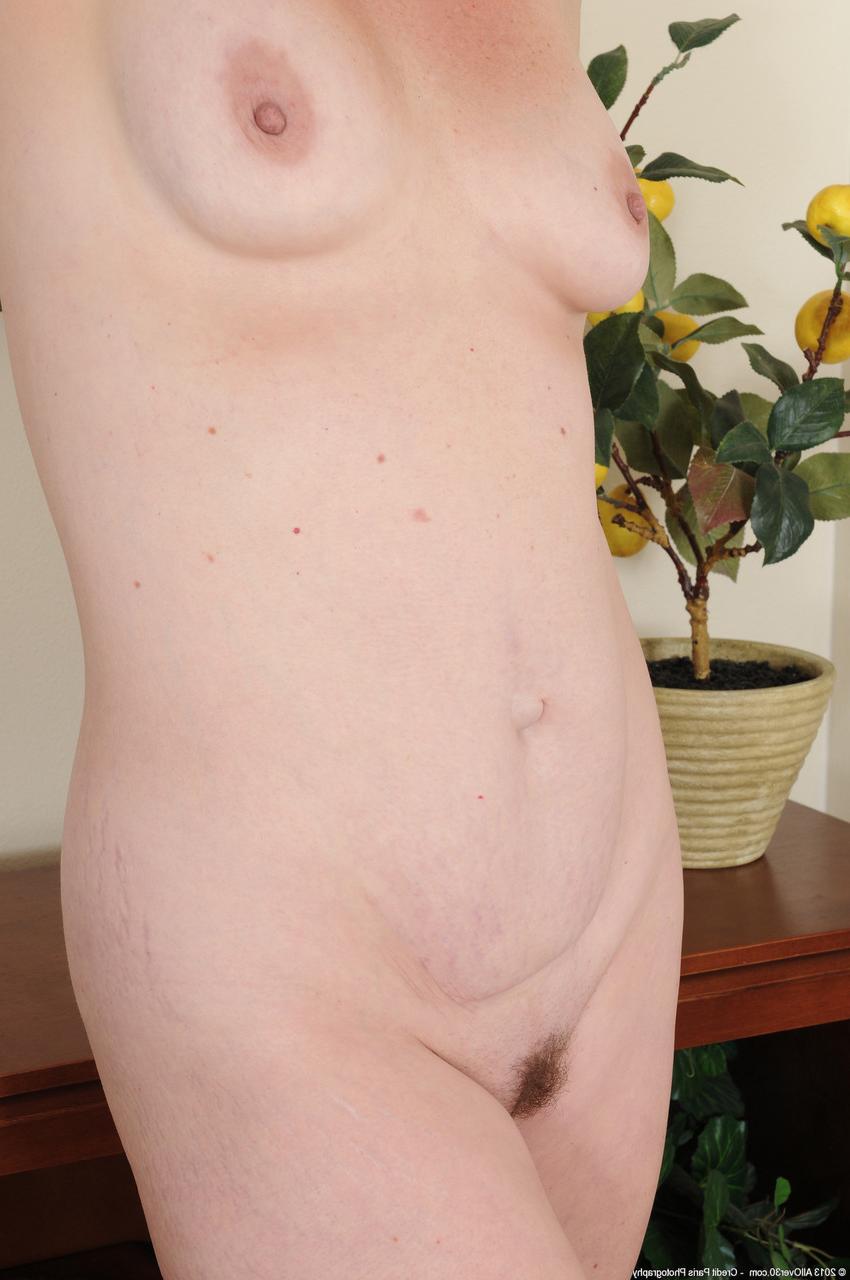 20P La amateur Gypsy Lee se desnuda descaradamente y muestra su cuerpo peludo