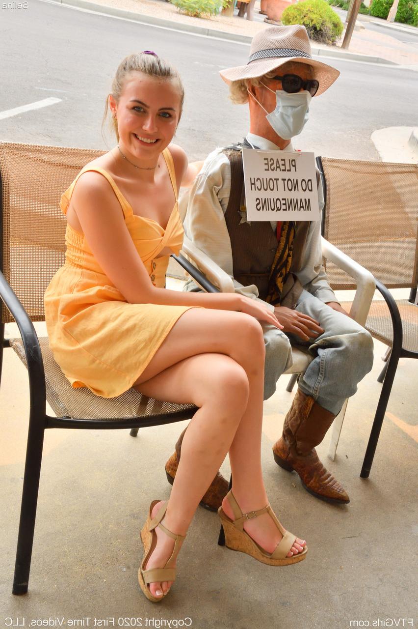 20P L'adorable jeune Selina révèle son corps sexy et joue avec un jouet en public.
