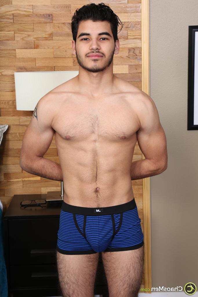 20P El impresionante gay Damien Reign se quita los jeans y posa para mostrar su polla dura