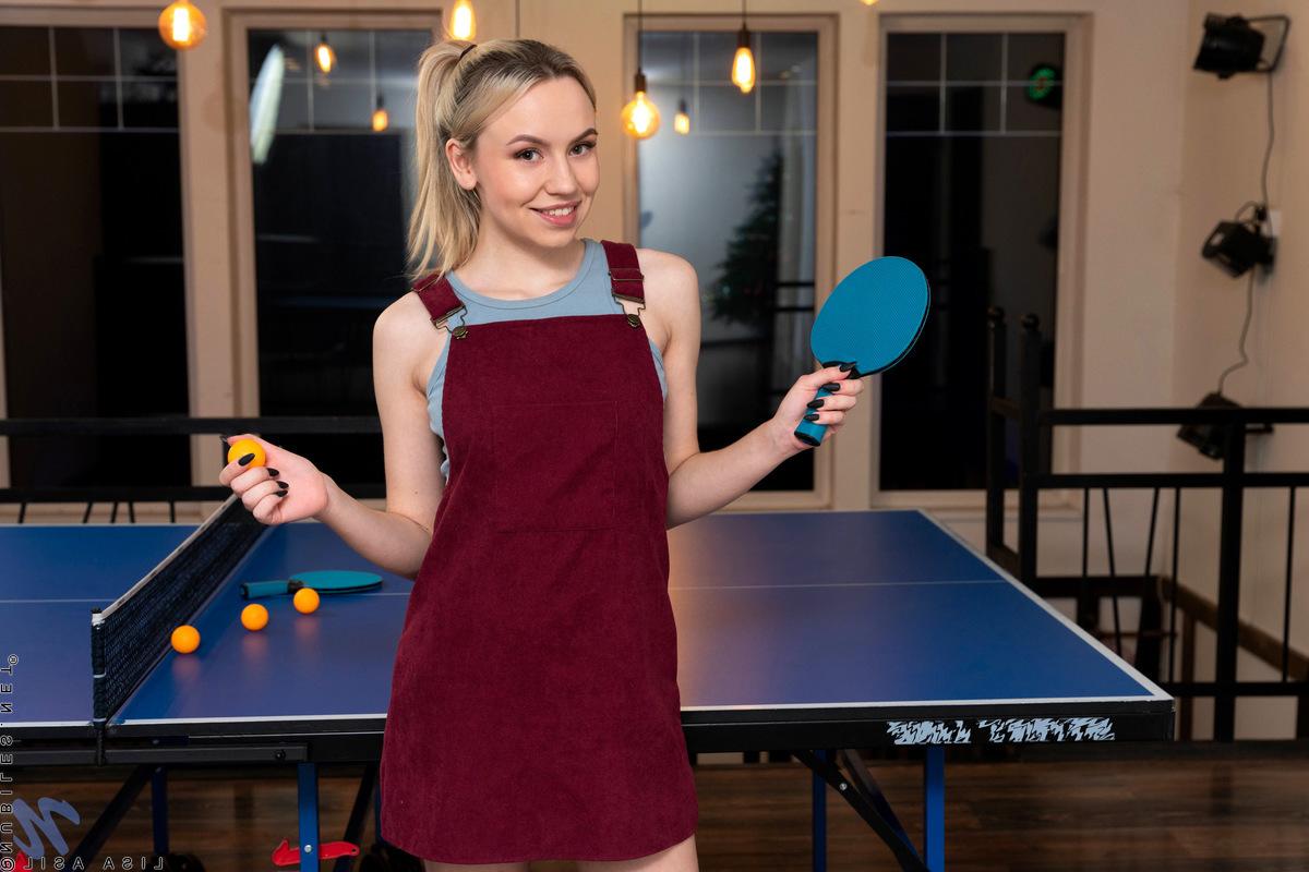 16P La douce jeune fille Lisa Asil se met totalement nue sur une table de ping-pong.