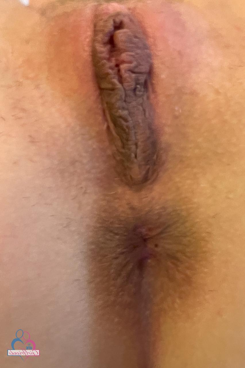 20P La traviesa rubia riley star muestra sus deliciosos labios vaginales de cerca