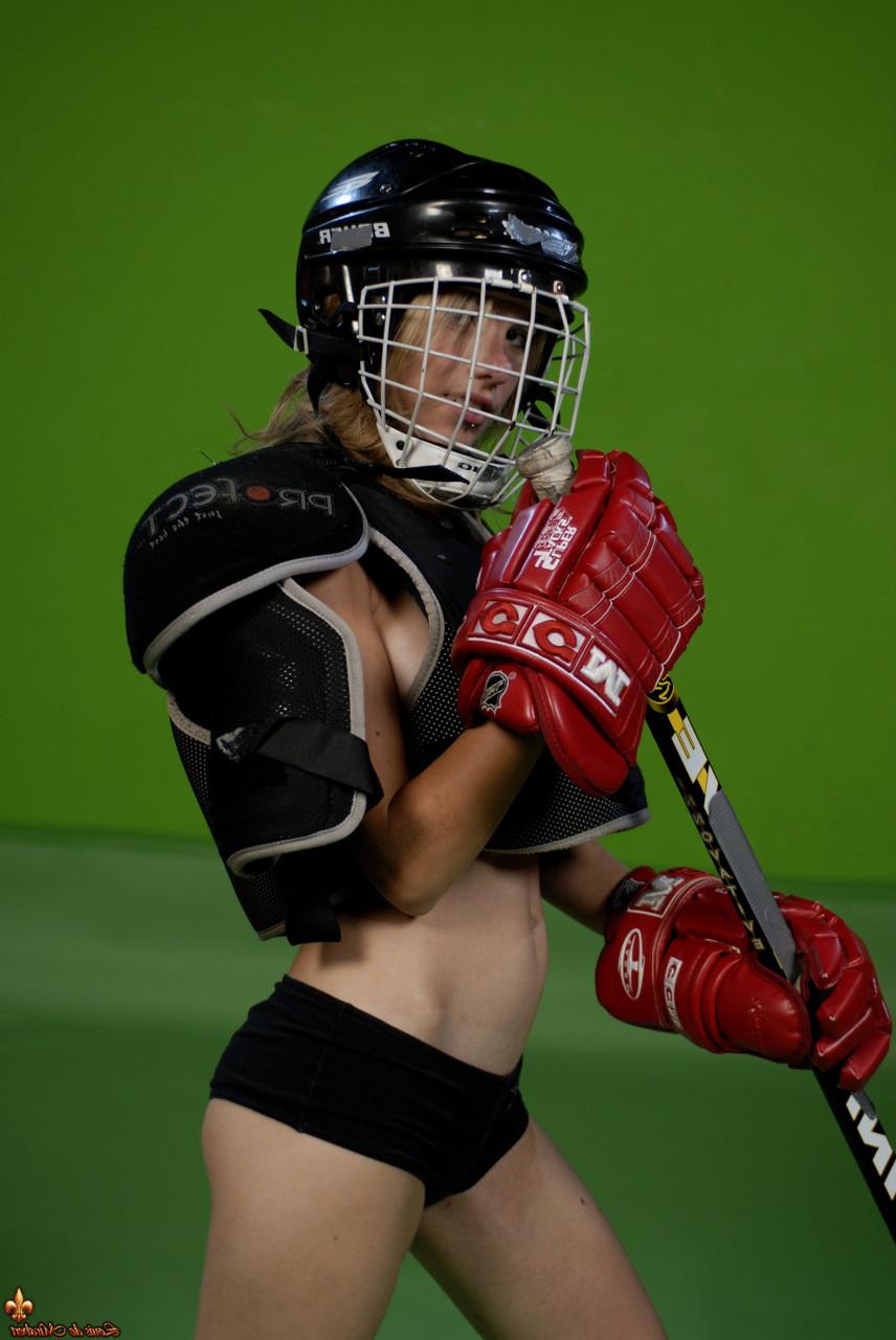 16P A bela adolescente Kelly expõe seus seios enquanto se veste com equipamentos de hóquei