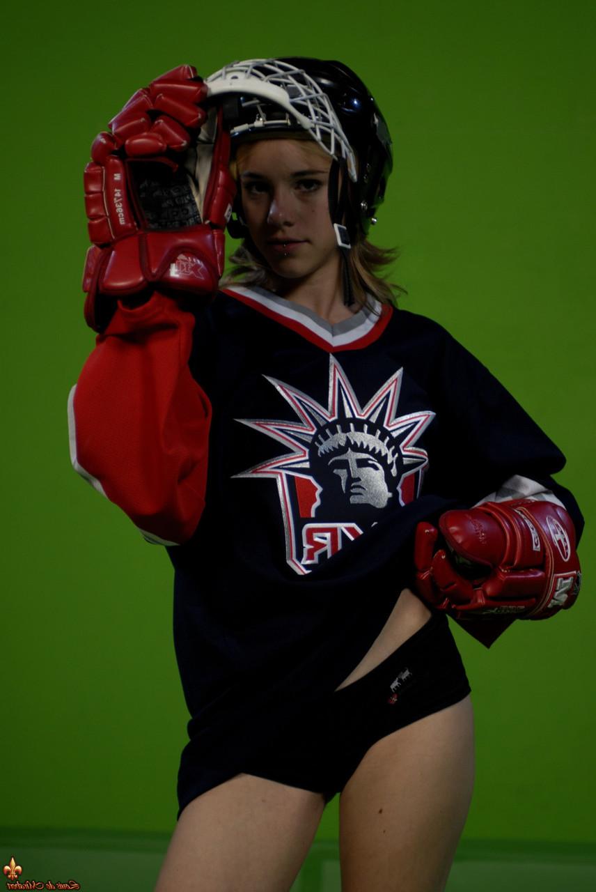 16P A bela adolescente Kelly expõe seus seios enquanto se veste com equipamentos de hóquei
