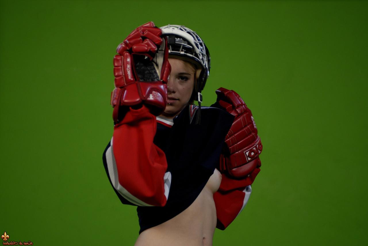 16P A bela adolescente Kelly expõe seus seios enquanto se veste com equipamentos de hóquei