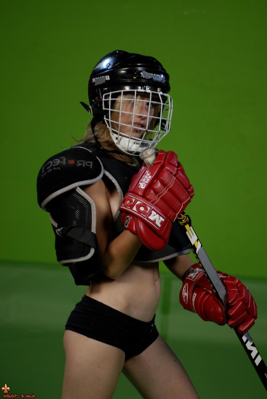 16P A bela adolescente Kelly expõe seus seios enquanto se veste com equipamentos de hóquei