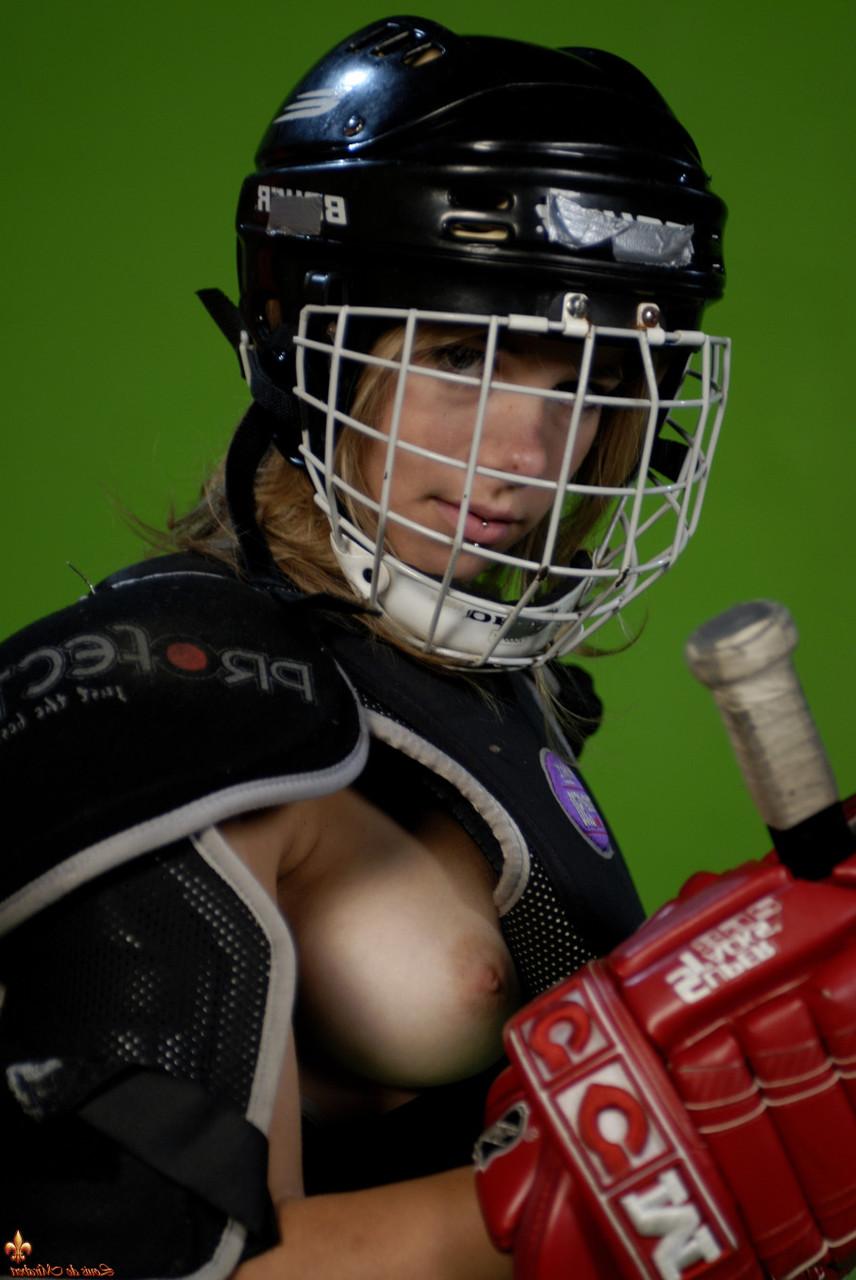 16P A bela adolescente Kelly expõe seus seios enquanto se veste com equipamentos de hóquei