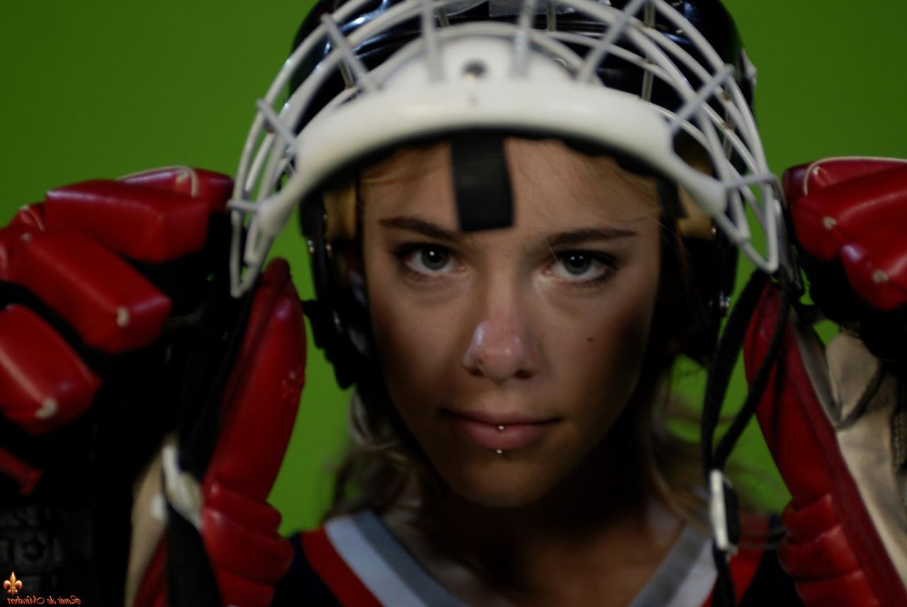16P A bela adolescente Kelly expõe seus seios enquanto se veste com equipamentos de hóquei