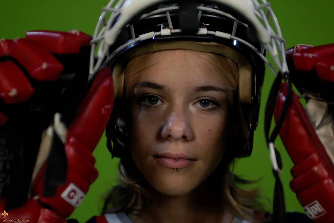 16P A bela adolescente Kelly expõe seus seios enquanto se veste com equipamentos de hóquei