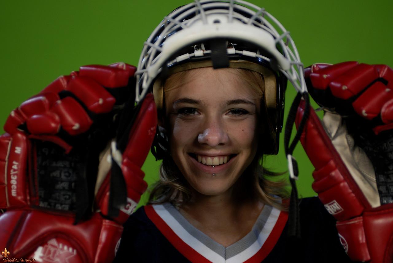 16P A bela adolescente Kelly expõe seus seios enquanto se veste com equipamentos de hóquei