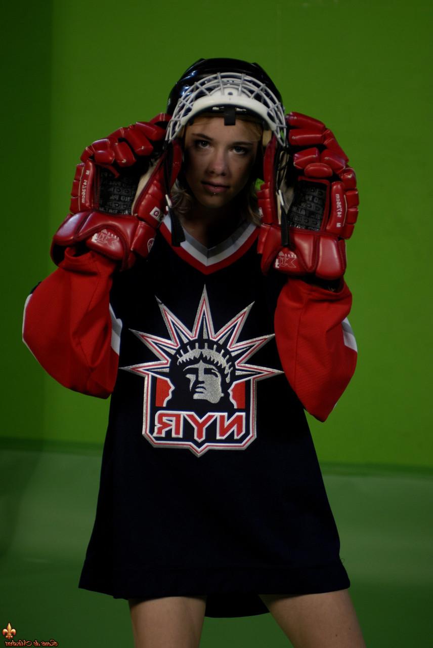 16P A bela adolescente Kelly expõe seus seios enquanto se veste com equipamentos de hóquei