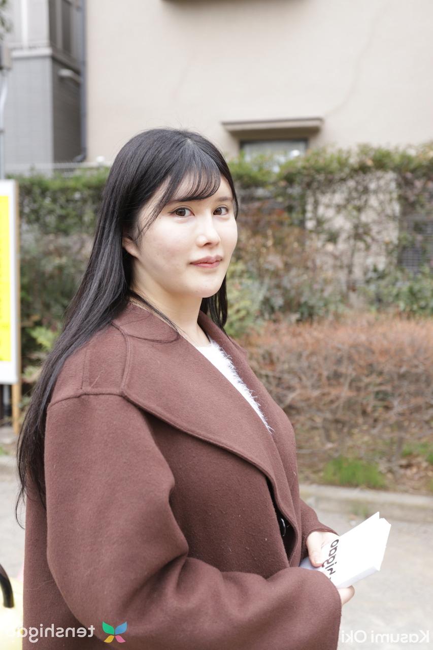 20P La japonesa Kasumi Oki deja que su novio lama y toque su coño peludo antes de tener sexo