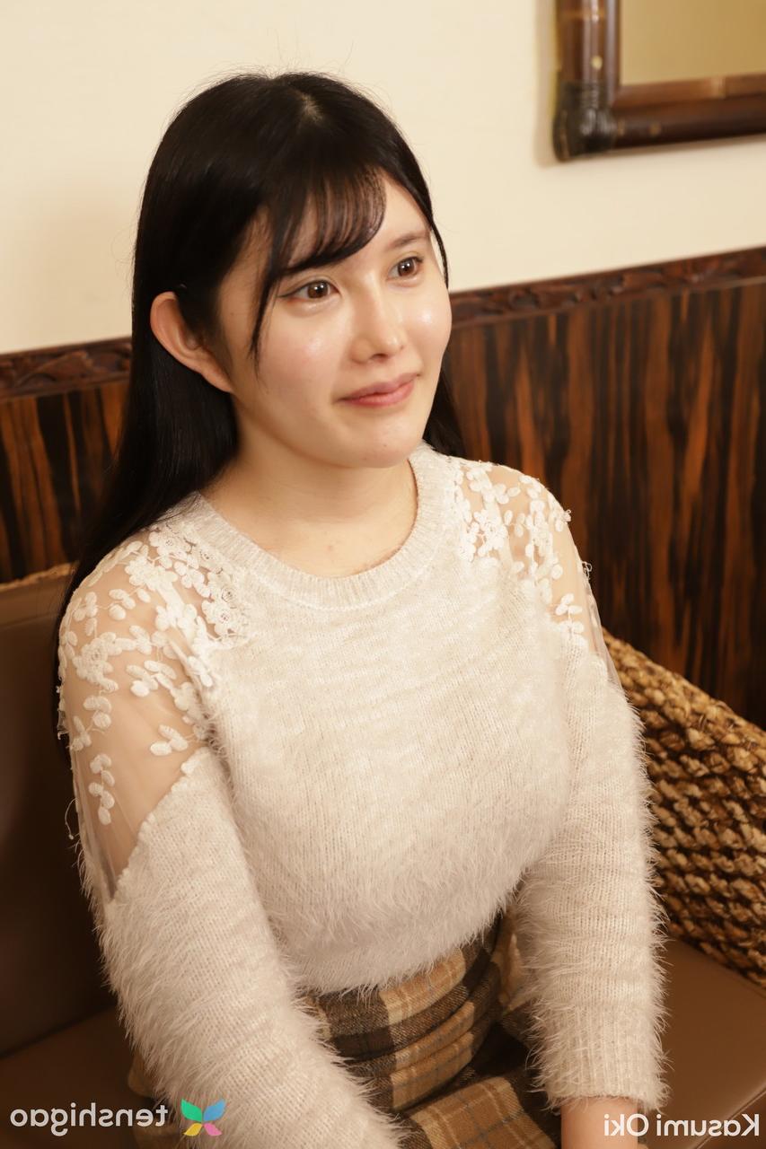 20P La japonesa Kasumi Oki deja que su novio lama y toque su coño peludo antes de tener sexo