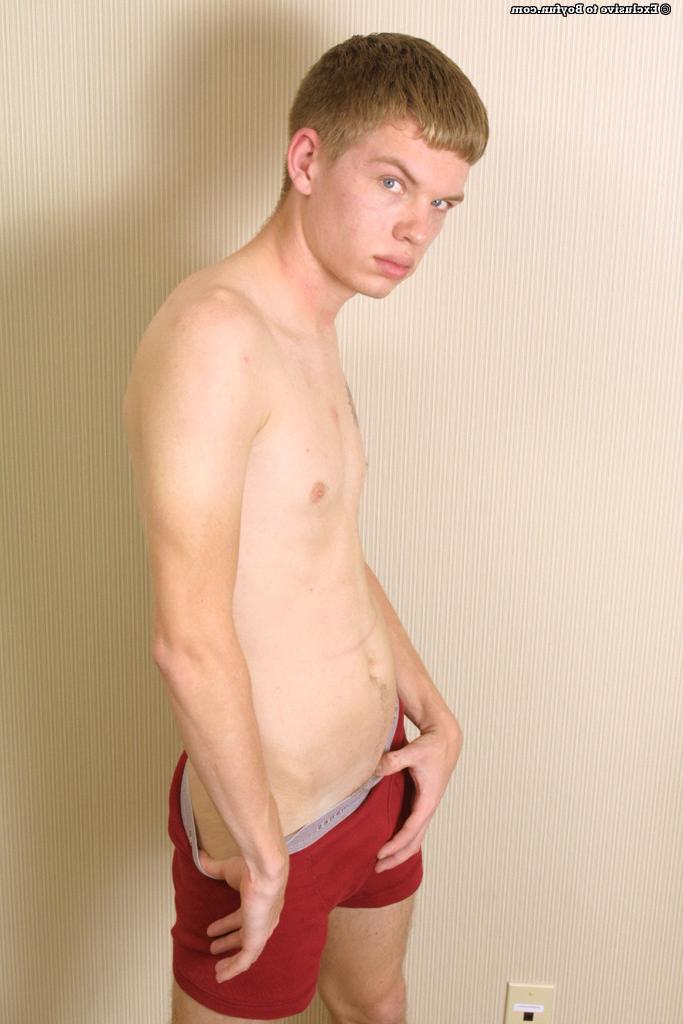 20P O jovem gay Jay tira as roupas e toca seu corpo magro e seu pau sem cortes