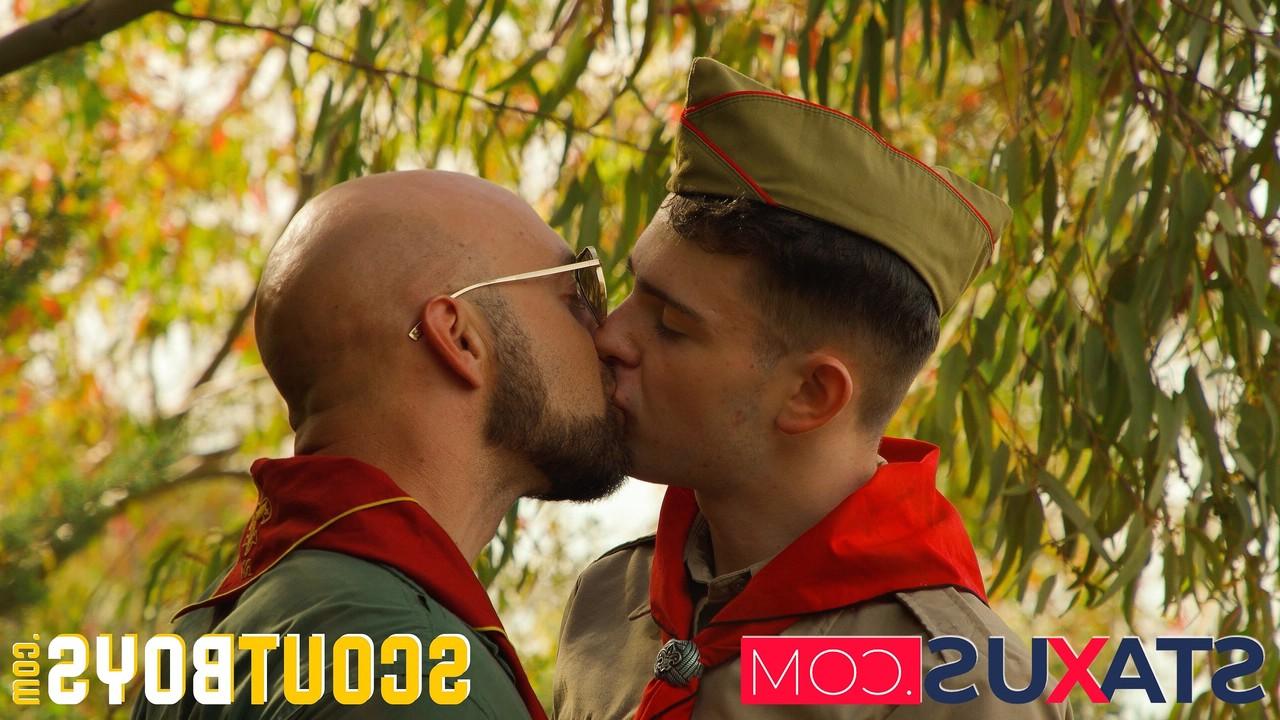 18P Pfadfinderjungen haben einen Outdoor-Analvierer mit ihren muskulösen Meistern