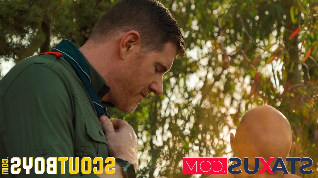 18P Pfadfinderjungen haben einen Outdoor-Analvierer mit ihren muskulösen Meistern