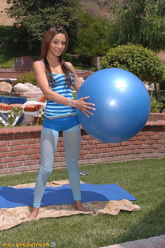 16P A gata esportiva Priscilla Milan descobrindo seu corpo flexível ao ar livre
