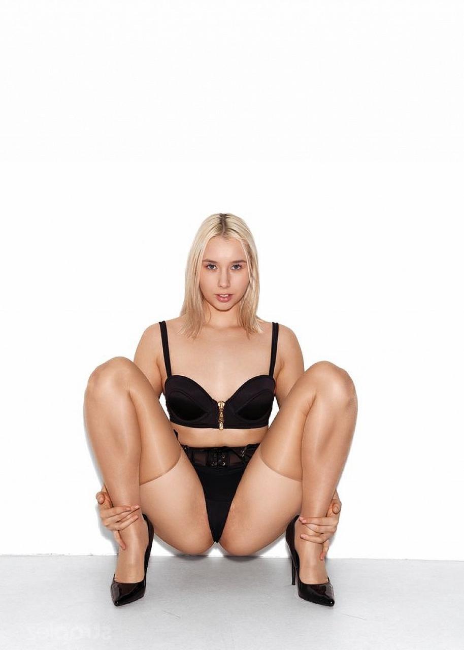 15P As lésbicas adolescentes Casey Nohrman e Lil Karla usam um pau de cinta durante o sexo