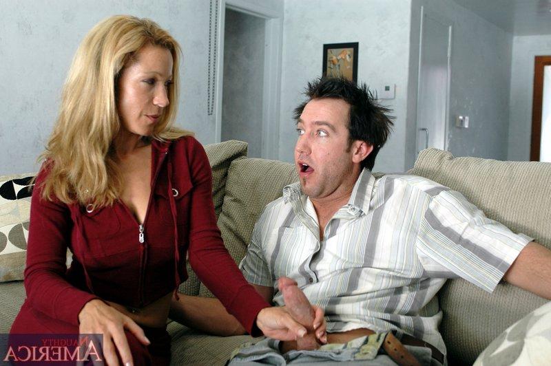 20P La madre rubia Kimmie Morr muestra sus grandes tetas y monta una erección dura en un sofá
