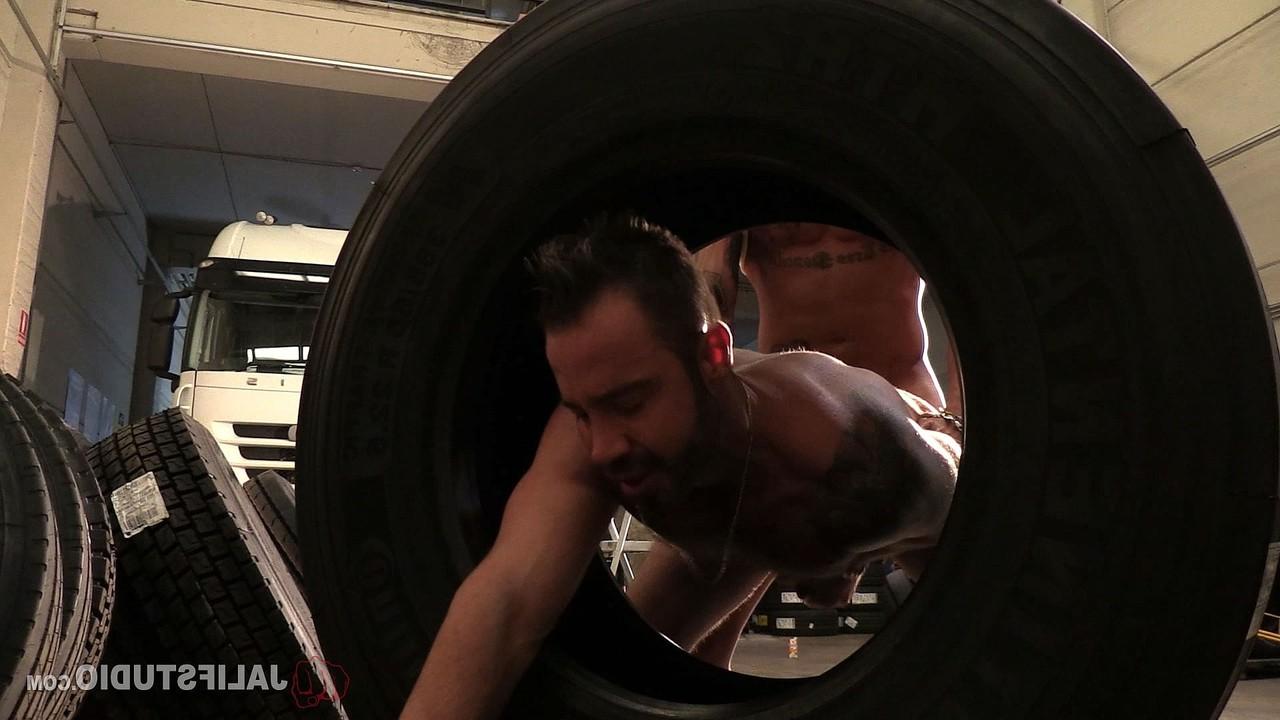 20P Hung gay analisa um doggystyle de fundo musculoso depois de pegar a cabeça
