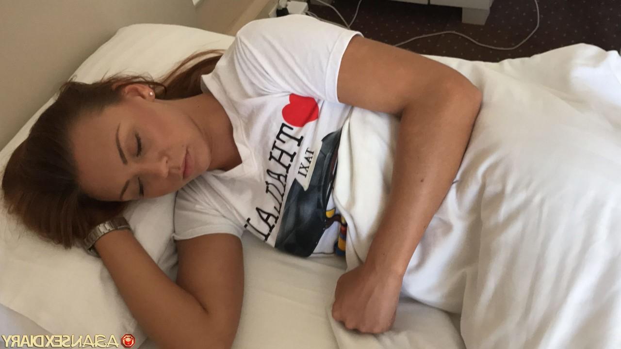 20P Das geile, hübsche Luder Ornella lässt sich morgens die Muschi durchbohren