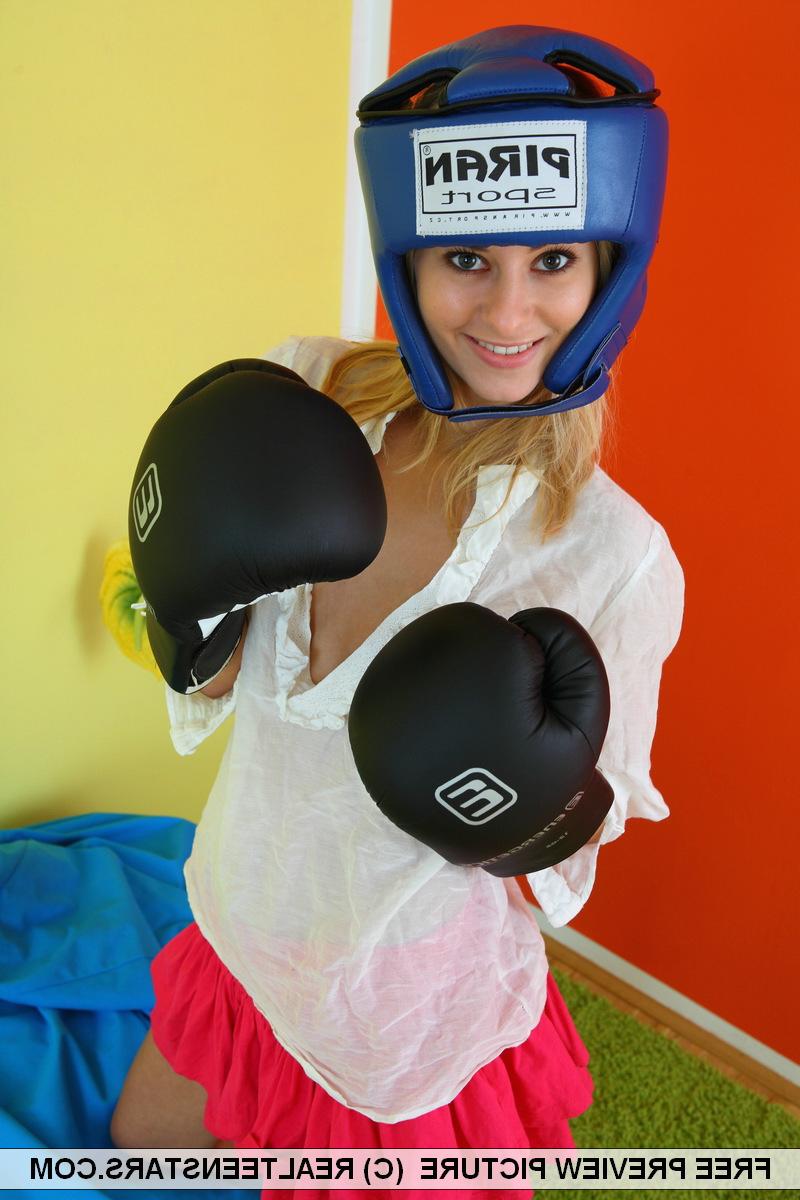 16P Adolescente amateur libera su coño de una falda y bragas después de quitarse el equipo de boxeo