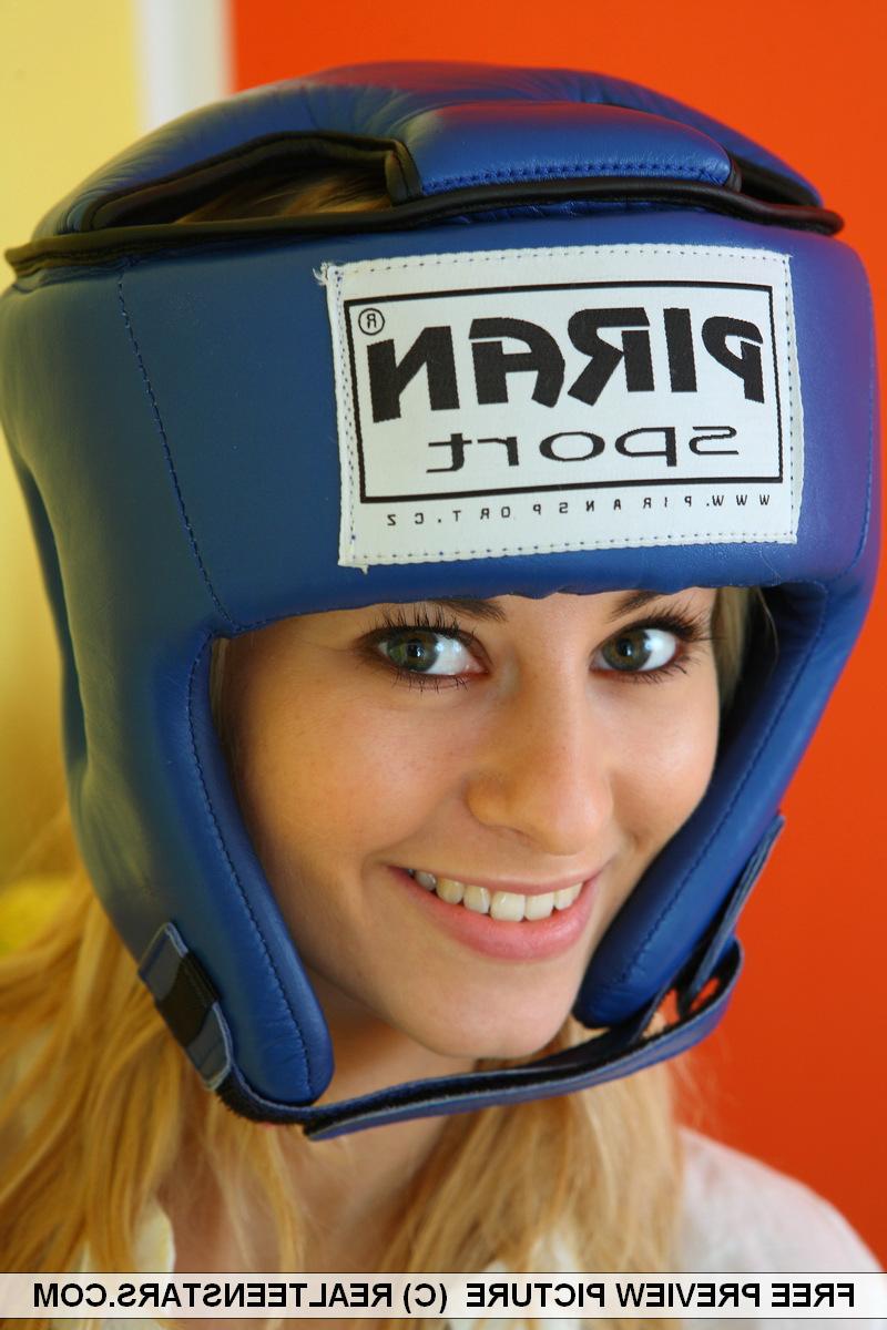 16P Adolescente amateur libera su coño de una falda y bragas después de quitarse el equipo de boxeo