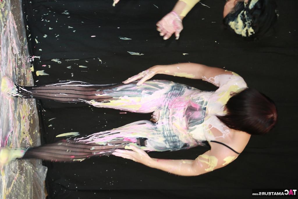 20P L'amatrice lesbienne Zander Lee et son amie se couvrent de peinture corporelle.