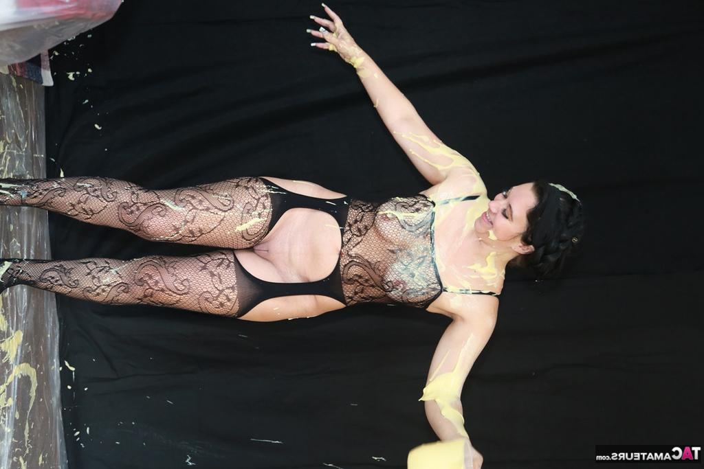20P L'amatrice lesbienne Zander Lee et son amie se couvrent de peinture corporelle.