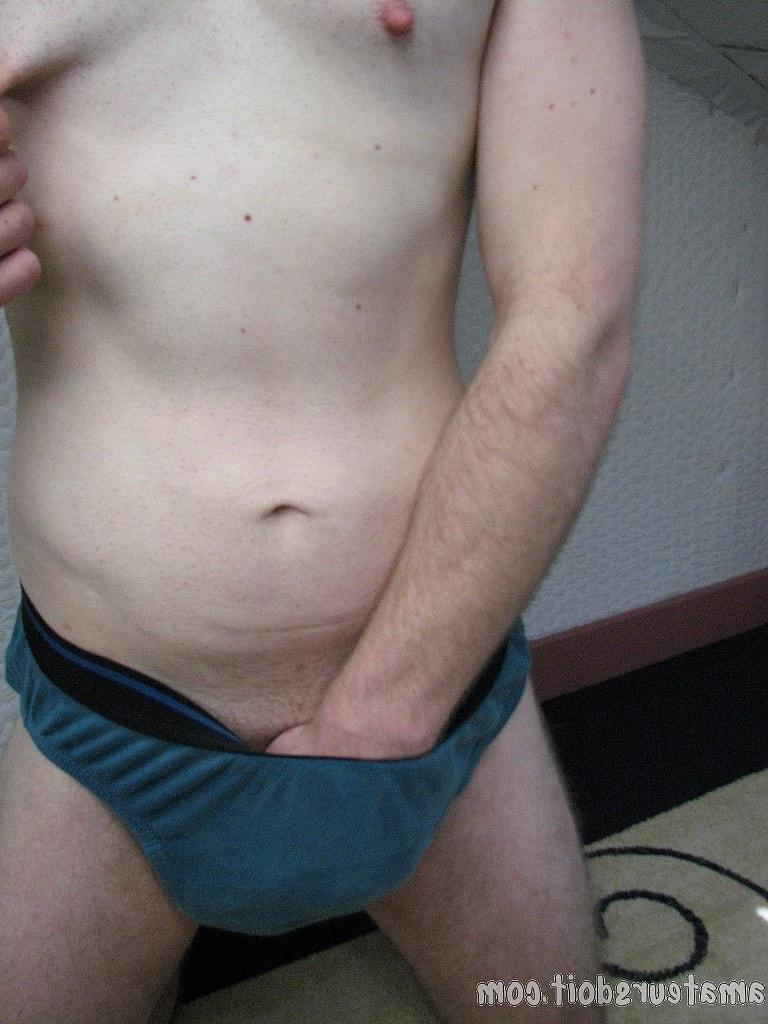 20P Sucio amateur gay Junior Creamer muestra su cuerpo y acaricia su polla