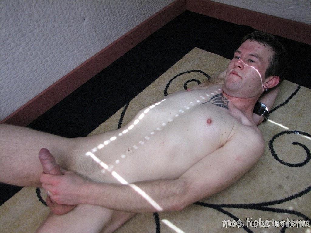 20P Sucio amateur gay Junior Creamer muestra su cuerpo y acaricia su polla