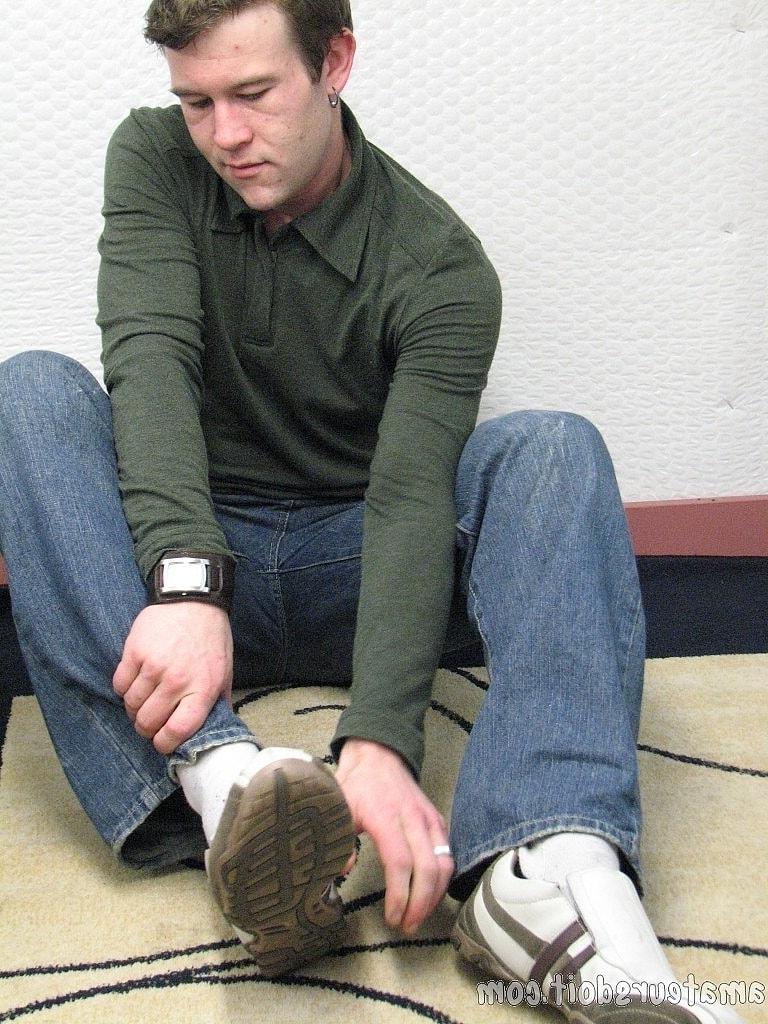 20P Sucio amateur gay Junior Creamer muestra su cuerpo y acaricia su polla