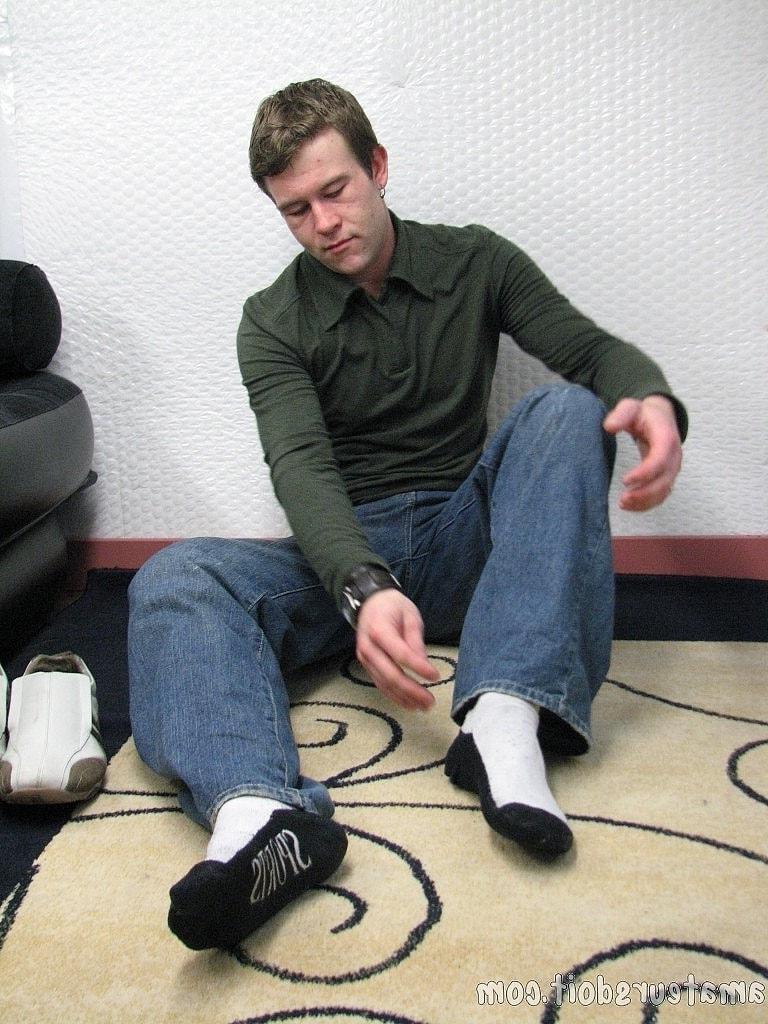 20P Sucio amateur gay Junior Creamer muestra su cuerpo y acaricia su polla