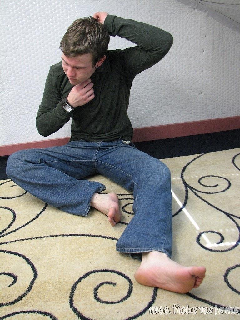 20P Sucio amateur gay Junior Creamer muestra su cuerpo y acaricia su polla