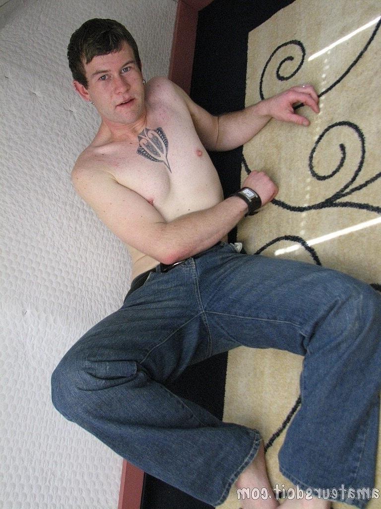 20P Sucio amateur gay Junior Creamer muestra su cuerpo y acaricia su polla