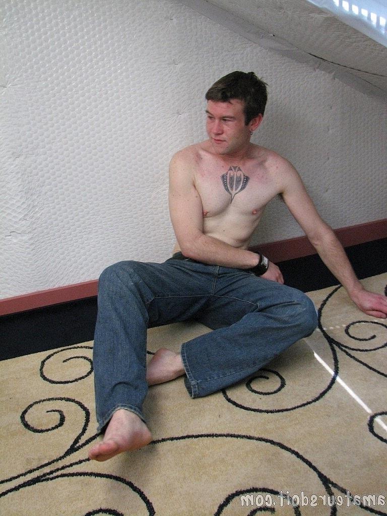 20P Sucio amateur gay Junior Creamer muestra su cuerpo y acaricia su polla