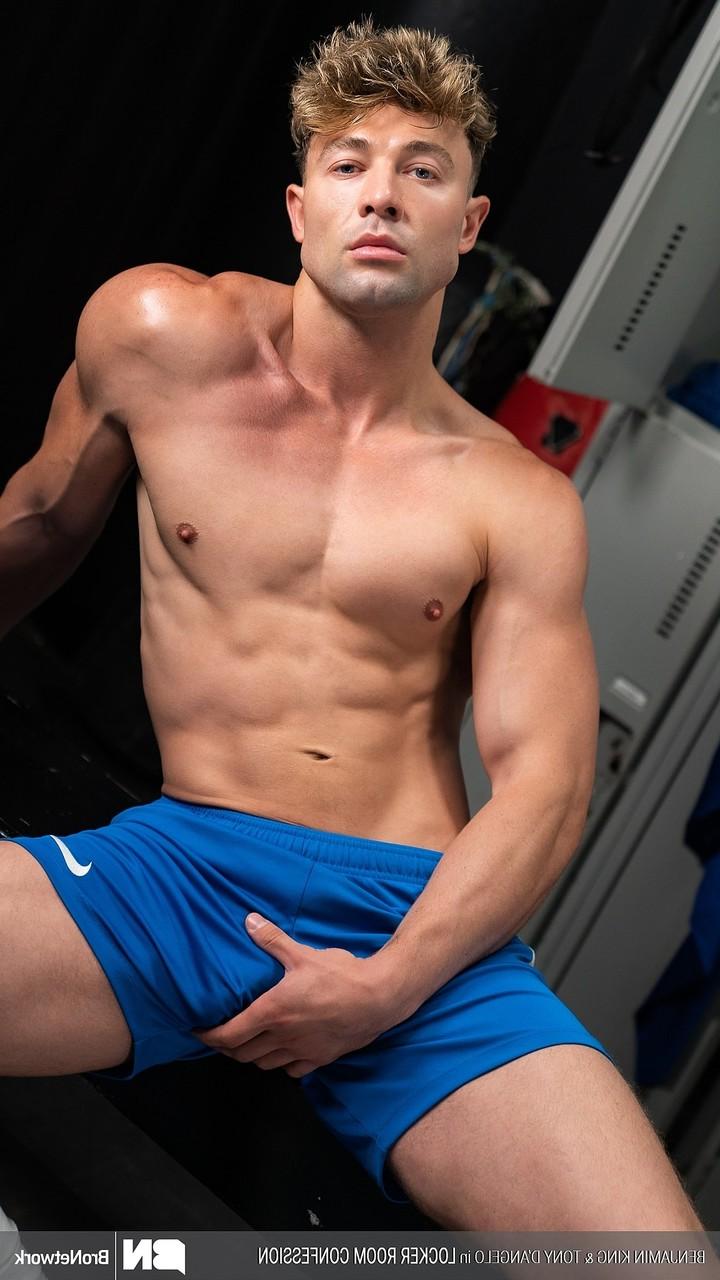 20P Gay bodybuilder Tony DAngelo enjoys hardcore anal sex with a hot bottom