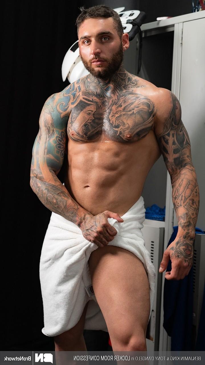 20P Gay bodybuilder Tony DAngelo enjoys hardcore anal sex with a hot bottom