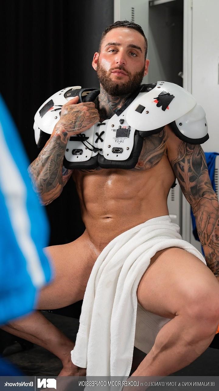 20P Gay bodybuilder Tony DAngelo enjoys hardcore anal sex with a hot bottom