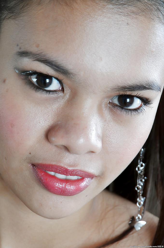 16P A linda empregada francesa Clarice exibindo bunda latina e acariciando peitos perfeitos