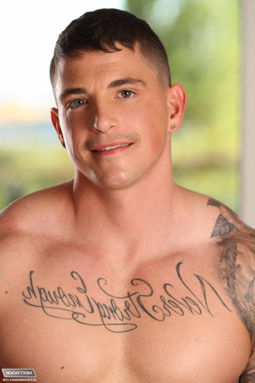 20P Slate Steele et Jaxon Colt, hommes gays musclés, sucent une bite avant d'avoir des relations sexuelles anales