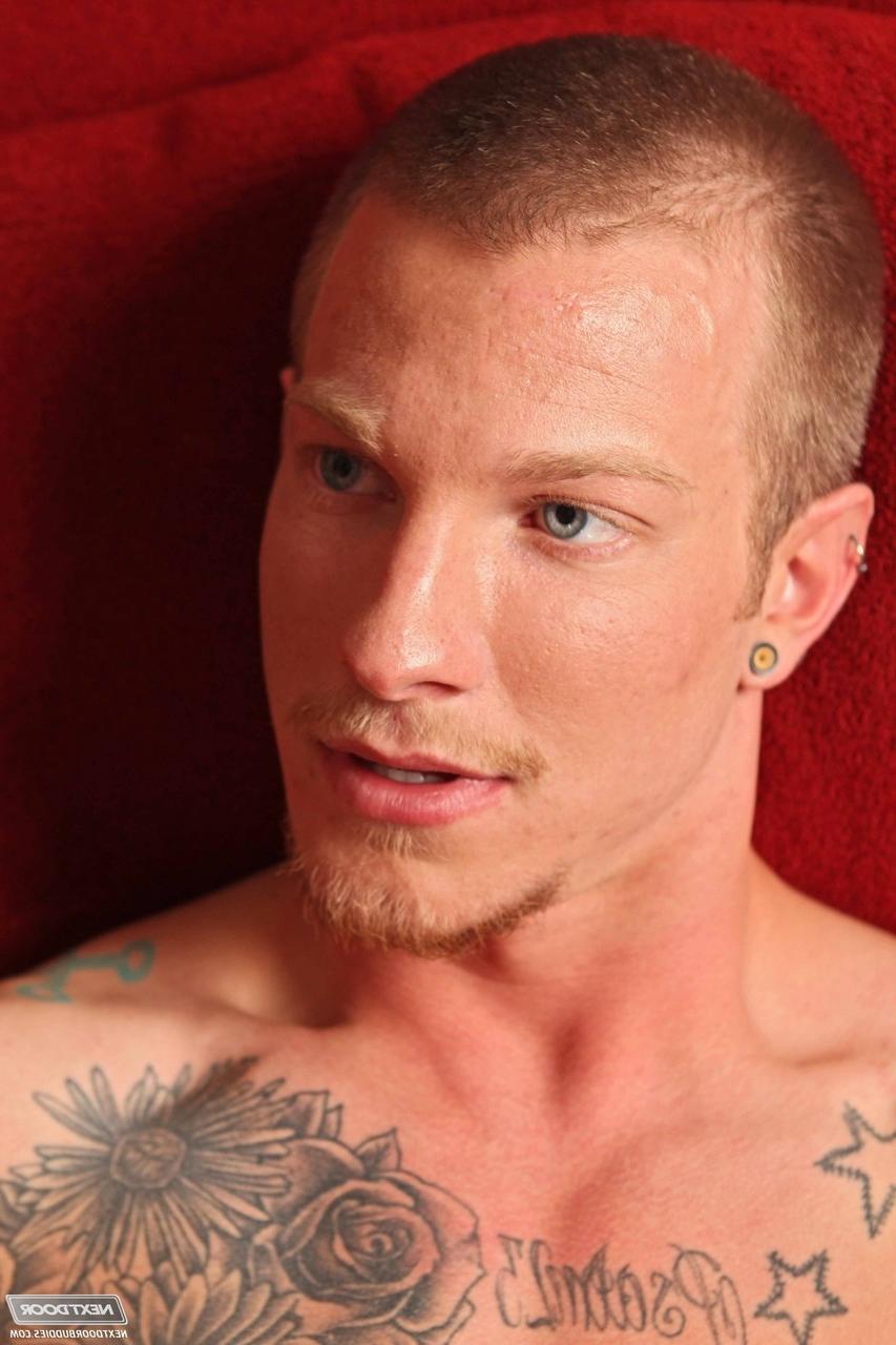 20P Slate Steele et Jaxon Colt, hommes gays musclés, sucent une bite avant d'avoir des relations sexuelles anales