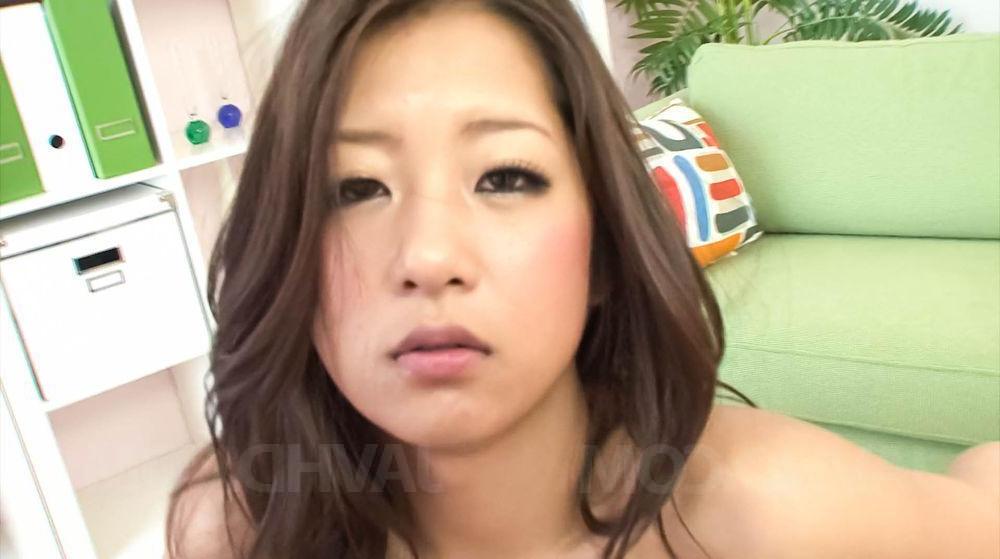 15P A japonesa Satomi Suzuki acaba totalmente nua durante sexo com dois caras