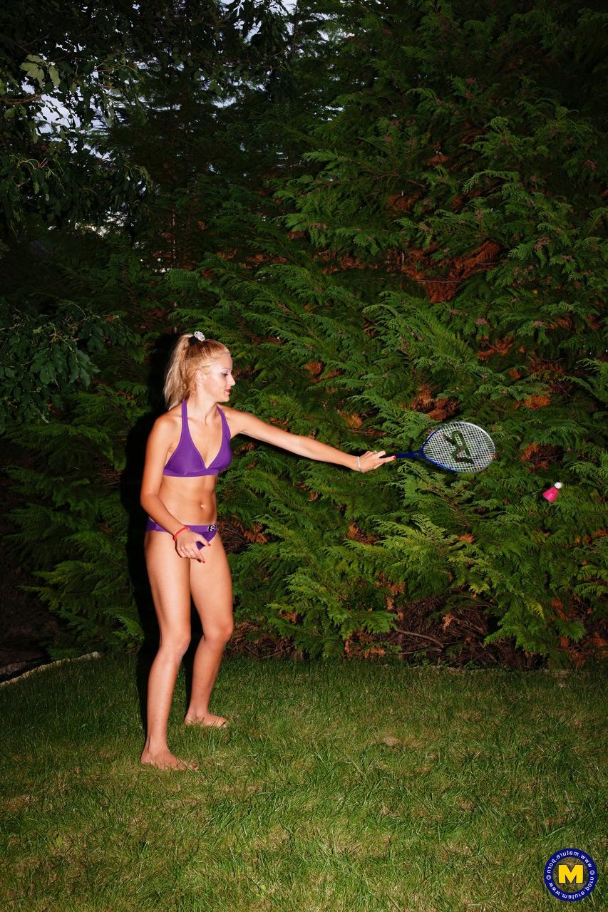20P Junge blonde Lesben und reife Damen ziehen sich aus und ficken, nachdem sie Badminton gespielt haben