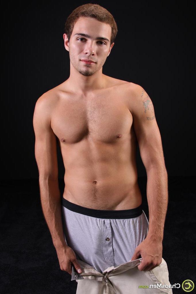 20P Dunham, gay musclé, montre sa queue et se masturbe sur une chaise sous la douche