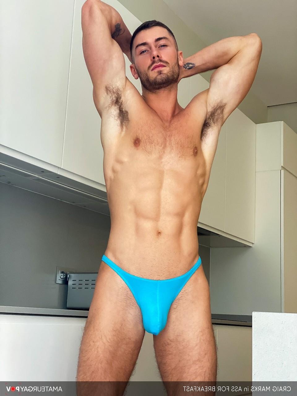 20P Gay amador Bastian Karim expõe seus músculos e faz seus buracos fodidos