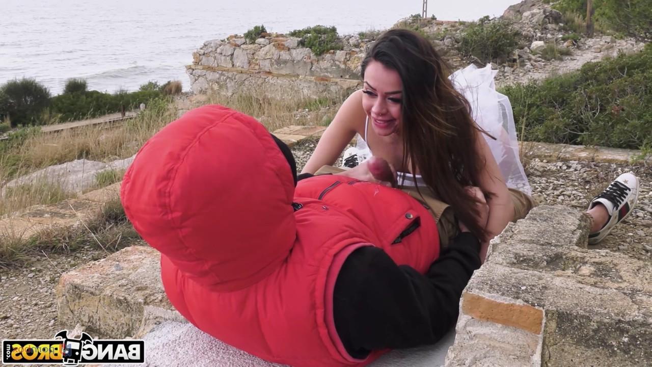 20P A adolescente safada Martina Smeraldi gosta de sexo anal ao ar livre e faz um tratamento facial