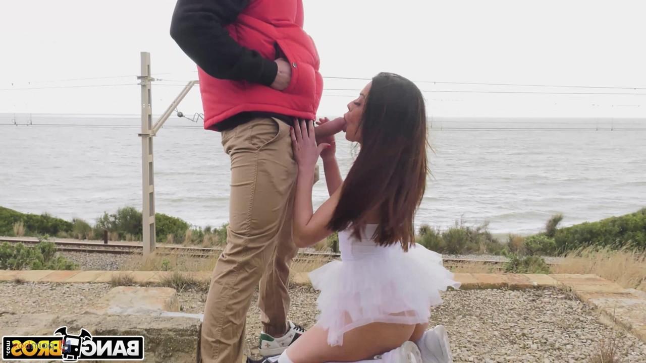 20P A adolescente safada Martina Smeraldi gosta de sexo anal ao ar livre e faz um tratamento facial